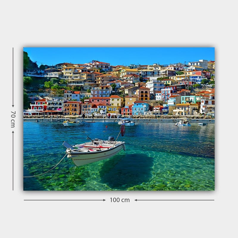 Canvastavla 70x100 cm - Färgglad hamn med en båt som ligger förankrad i klart vatten, omgiven av livliga hus - Blå / Röd / Gul - Inredning & dekor - Tavlor & konst - Canvastavla