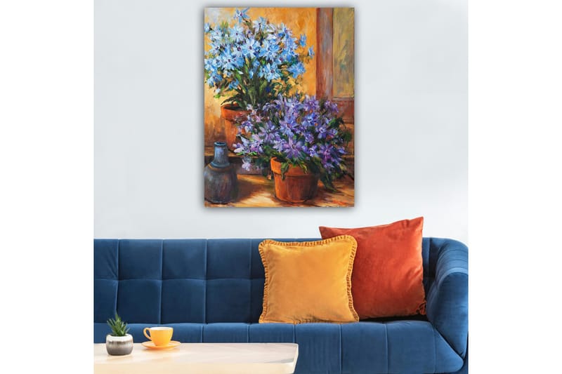 Canvastavla 70x100 cm - Färgglad komposition av blå och lila blommor i krukor - Blå / Lila / Grön - Inredning & dekor - Tavlor & konst - Canvastavla