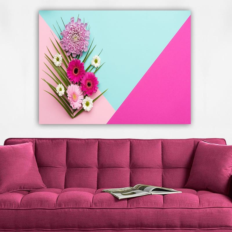 Canvastavla 70x100 cm - Färgglad komposition av blommor mot en geometrisk bakgrund i pastellfärger - Rosa / Ljusblå / Grön - Inredning & dekor - Tavlor & konst - Canvastavla