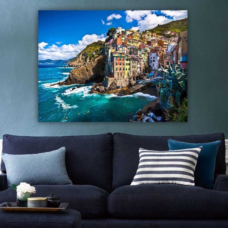 Canvastavla 70x100 cm - Färgglad kustby med färgglada hus som klättrar på klipporna vid havet - Blå / Grön / Beige - Inredning & dekor - Tavlor & konst - Canvastavla