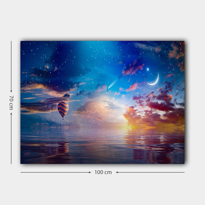 Canvastavla 70x100 cm - Färgglad luftballong svävar över en spegelblanka yta under en stjärnklar himmel med dramatiska moln och en måne - Blå / Orange / Röd - Inredning & dekor - Tavlor & konst - Canvastavla