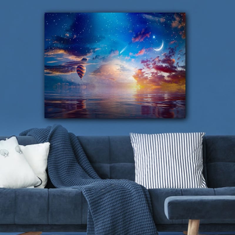 Canvastavla 70x100 cm - Färgglad luftballong svävar över en spegelblanka yta under en stjärnklar himmel med dramatiska moln och en måne - Blå / Orange / Röd - Inredning & dekor - Tavlor & konst - Canvastavla