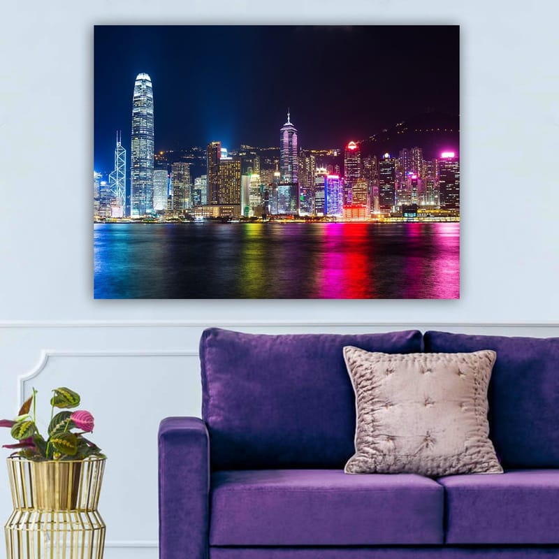 Canvastavla 70x100 cm - Färgglad nattvy av Hongkongs skyline med upplysta skyskrapor - Blå / Lila / Rosa - Inredning & dekor - Tavlor & konst - Canvastavla