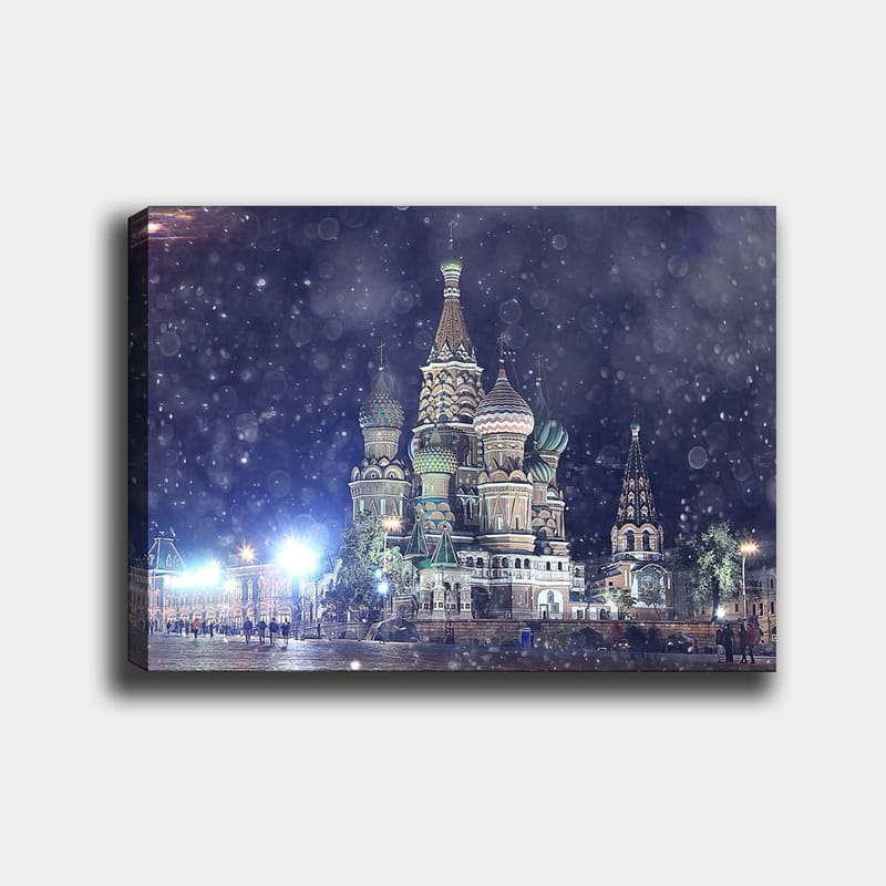 Canvastavla 70x100 cm - Färgglad och detaljrik vy av den berömda St. Basils katedral i Moskva, omgiven av snöfall, Grön / Röd / Blå