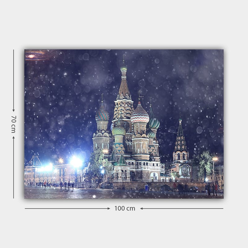 Canvastavla 70x100 cm - Färgglad och detaljrik vy av den berömda St. Basils katedral i Moskva, omgiven av snöfall - Grön / Röd / Blå - Inredning & dekor - Tavlor & konst - Canvastavla