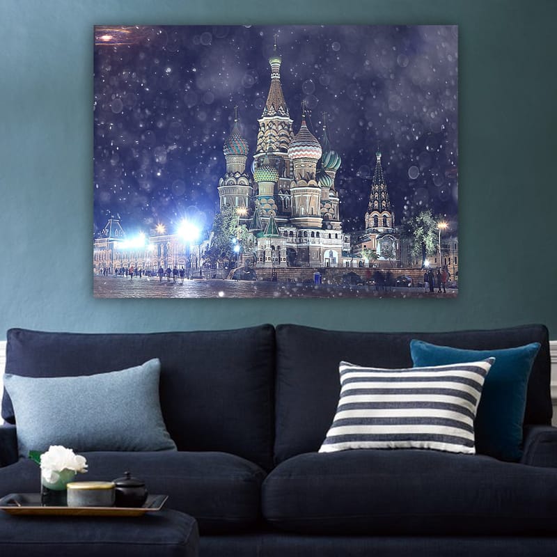 Canvastavla 70x100 cm - Färgglad och detaljrik vy av den berömda St. Basils katedral i Moskva, omgiven av snöfall - Grön / Röd / Blå - Inredning & dekor - Tavlor & konst - Canvastavla