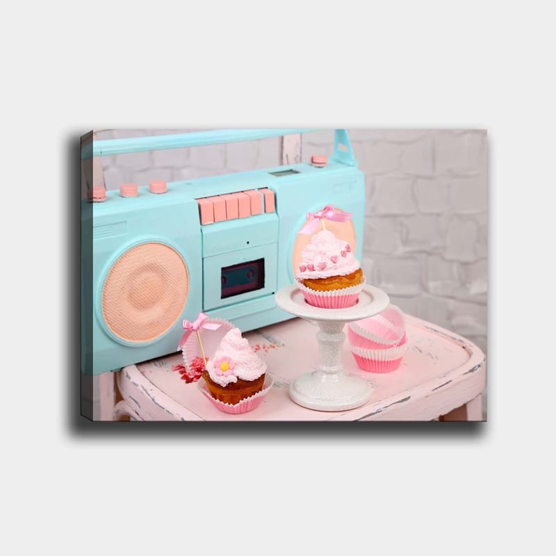 Canvastavla 70x100 cm - Färgglad och lekfull komposition med cupcakes och en retro kassettspelare, Turkos / Rosa / Beige