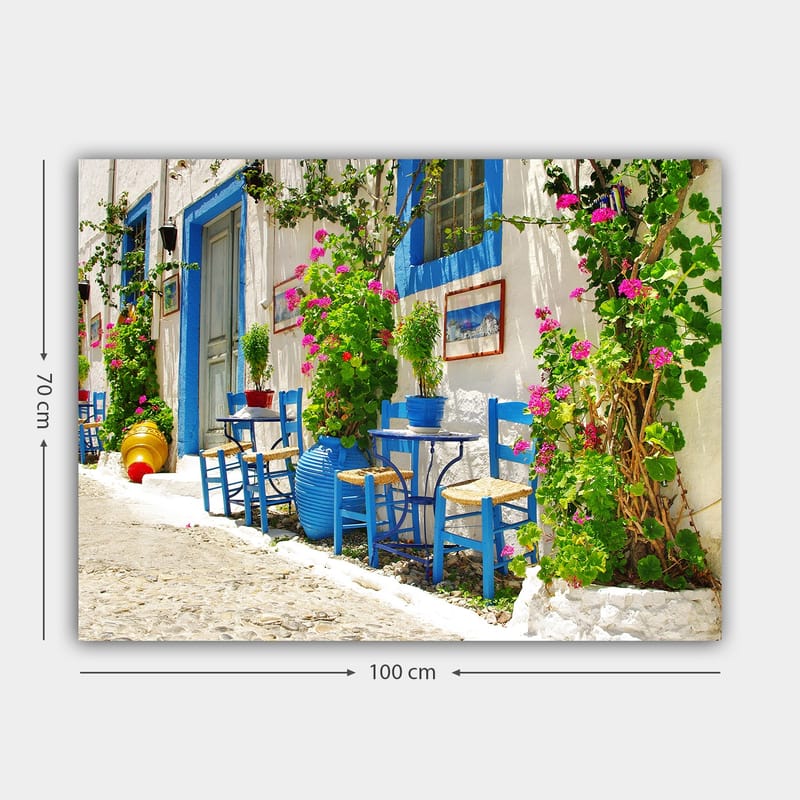 Canvastavla 70x100 cm - Färgglad och livlig gata med blå stolar och blomkrukor i en medelhavsmiljö - Blå / Grön / Rosa - Inredning & dekor - Tavlor & konst - Canvastavla