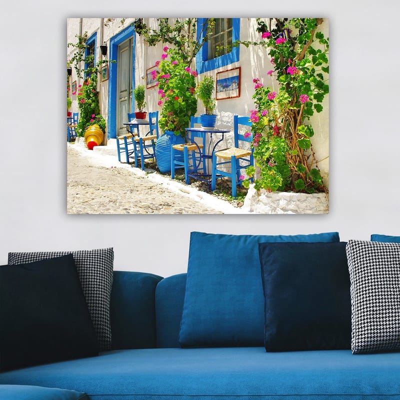 Canvastavla 70x100 cm - Färgglad och livlig gata med blå stolar och blomkrukor i en medelhavsmiljö - Blå / Grön / Rosa - Inredning & dekor - Tavlor & konst - Canvastavla