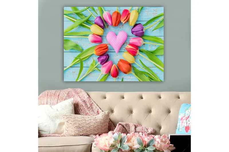 Canvastavla 70x100 cm - Färgglad samling av tulpaner i form av ett hjärta med en rosa prydnad i mitten - Rosa / Lila / Orange - Inredning & dekor - Tavlor & konst - Canvastavla