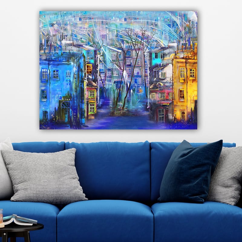 Canvastavla 70x100 cm - Färgglad stadsbild med hus i olika nyanser och träd under en regnig himmel - Blå / Gul / Lila - Inredning & dekor - Tavlor & konst - Canvastavla