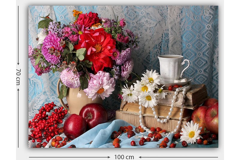 Canvastavla 70x100 cm - Färgglad stilleben med blommor, frukter och en kopp på en bokstapel - Röd / Grön / Lila - Inredning & dekor - Tavlor & konst - Canvastavla