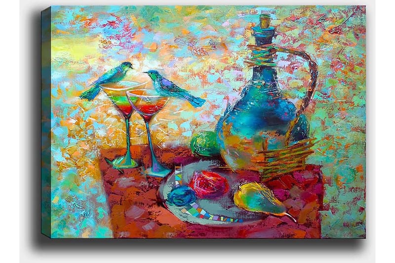 Canvastavla 70x100 cm - Färgglad stillhet med en karaff, två glas och frukter på ett bord, omgiven av fåglar - Turkos / Röd / Gul - Inredning & dekor - Tavlor & konst - Canvastavla