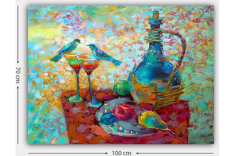 Canvastavla 70x100 cm - Färgglad stillhet med en karaff, två glas och frukter på ett bord, omgiven av fåglar - Turkos / Röd / Gul - Inredning & dekor - Tavlor & konst - Canvastavla