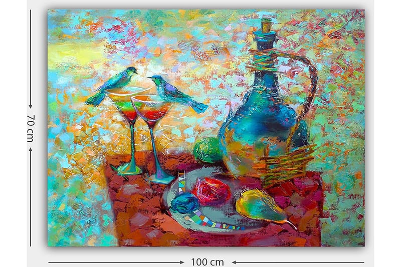 Canvastavla 70x100 cm - Färgglad stillhet med en karaff, två glas och frukter på ett bord, omgiven av fåglar - Turkos / Röd / Gul - Inredning & dekor - Tavlor & konst - Canvastavla