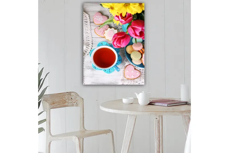 Canvastavla 70x100 cm - Färgglad stillhet med en kopp te, blommor och dekorerade kakor - Röd / Rosa / Grön - Inredning & dekor - Tavlor & konst - Canvastavla