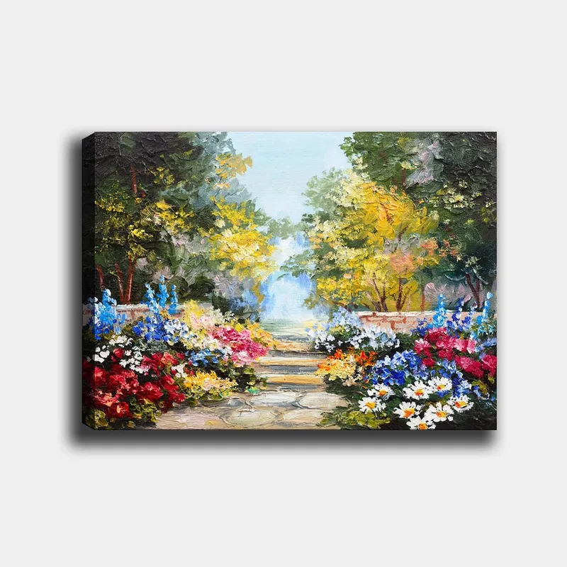 Canvastavla 70x100 cm - Färgglad trädgård med blomsterarrangemang och en stenlagd gång som leder in i en lummig omgivning, Grön / Röd / Blå
