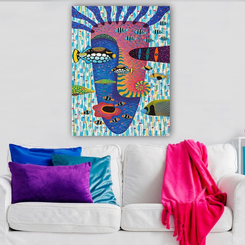 Canvastavla 70x100 cm - Färgglad undervattensscen med olika fiskar och ett ansiktsmotiv i bakgrunden - Blå / Rosa / Gul - Inredning & dekor - Tavlor & konst - Canvastavla