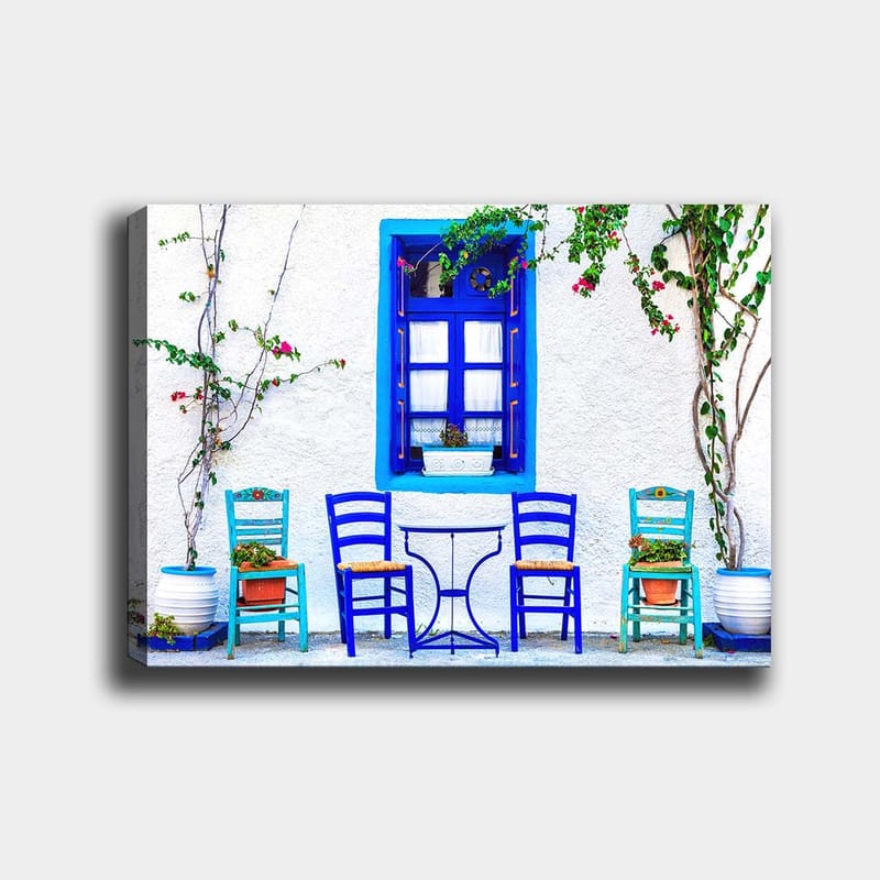 Canvastavla 70x100 cm - Färgglad uteservering med blå stolar och fönster i en medelhavsmiljö - Blå / Grön / Vit - Inredning & dekor - Tavlor & konst - Canvastavla