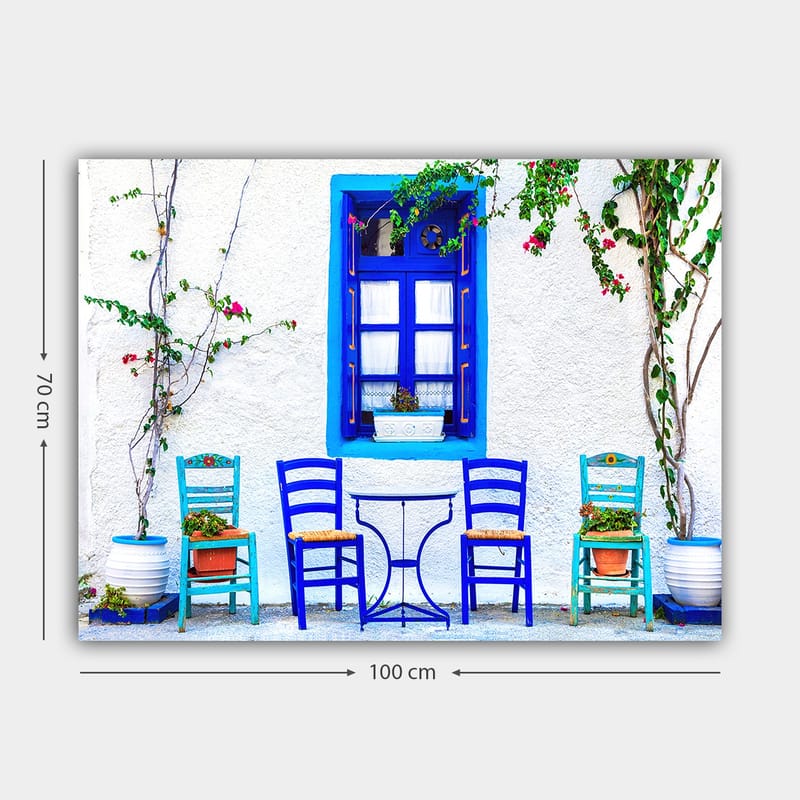 Canvastavla 70x100 cm - Färgglad uteservering med blå stolar och fönster i en medelhavsmiljö - Blå / Grön / Vit - Inredning & dekor - Tavlor & konst - Canvastavla