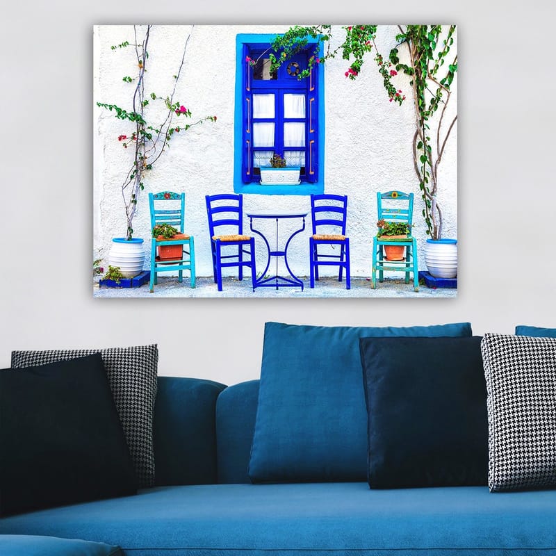 Canvastavla 70x100 cm - Färgglad uteservering med blå stolar och fönster i en medelhavsmiljö - Blå / Grön / Vit - Inredning & dekor - Tavlor & konst - Canvastavla