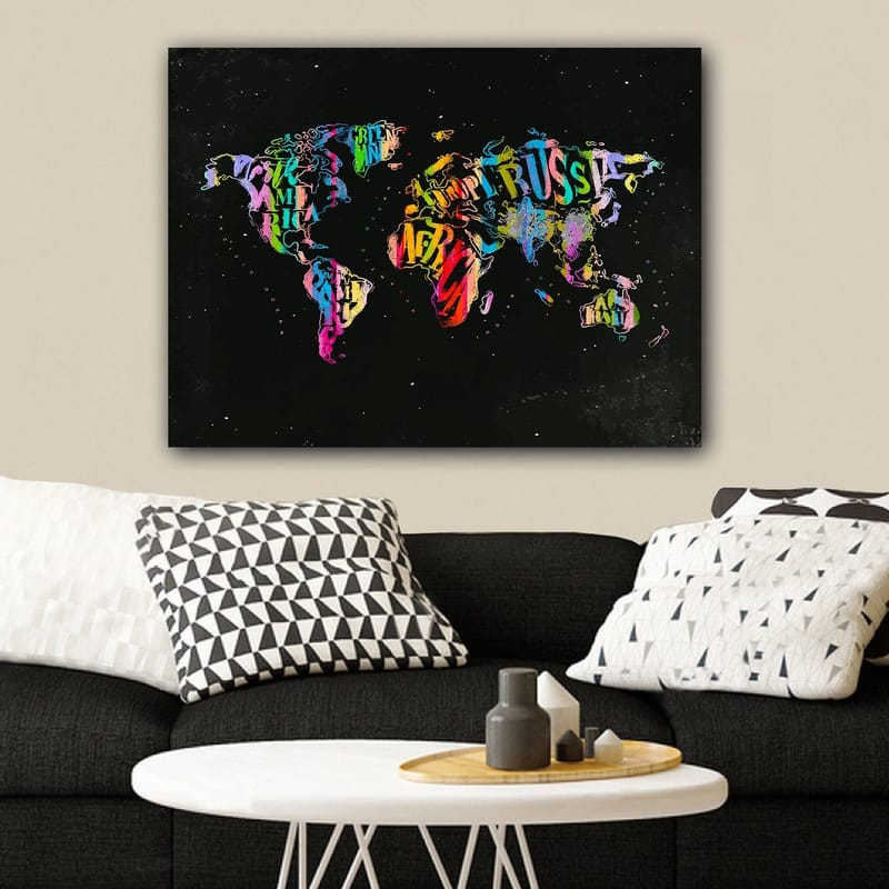 Canvastavla 70x100 cm - Färgglad världskarta skapad av text och symboler som representerar olika länder - Lila / Röd / Grön - Inredning & dekor - Tavlor & konst - Canvastavla