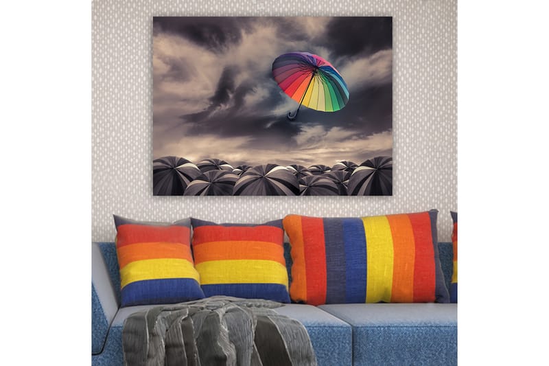 Canvastavla 70x100 cm - Färgglad paraply svävar över en samling gråa paraplyer under ett dramatiskt molnigt himmel - Regnbågsfärger / Grå - Inredning & dekor - Tavlor & konst - Canvastavla