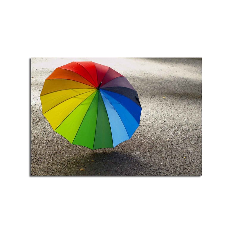 Canvastavla 70x100 cm - Färgglad paraply som står på en grå yta - Röd / Grön / Blå - Inredning & dekor - Tavlor & konst - Canvastavla
