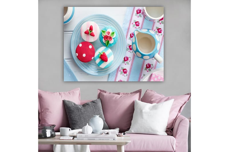 Canvastavla 70x100 cm - Färgglada bakverk dekorerade med bär och blommor på en tallrik - Röd / Blå / Vit - Inredning & dekor - Tavlor & konst - Canvastavla