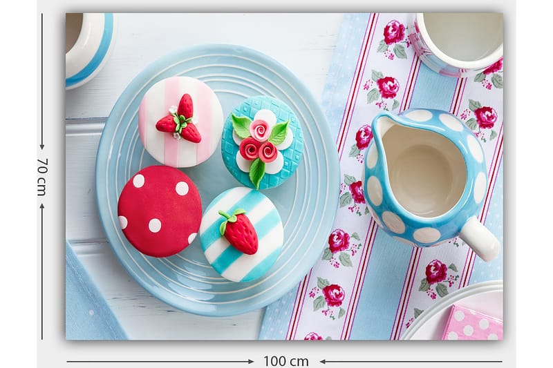 Canvastavla 70x100 cm - Färgglada bakverk dekorerade med bär och blommor på en tallrik - Röd / Blå / Vit - Inredning & dekor - Tavlor & konst - Canvastavla