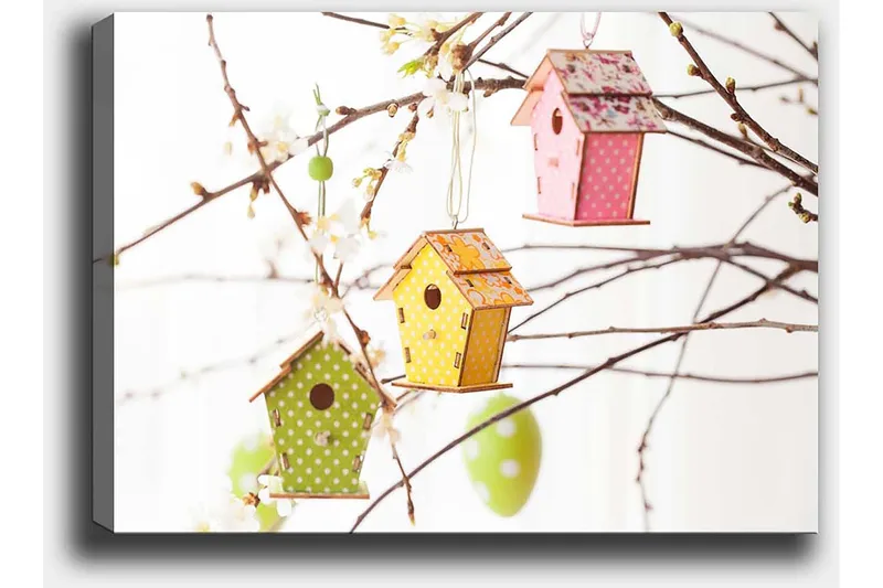 Canvastavla 70x100 cm - Färgglada fågelholkar hängande i grenar med blommor - Grön / Gul / Rosa - Inredning & dekor - Tavlor & konst - Canvastavla