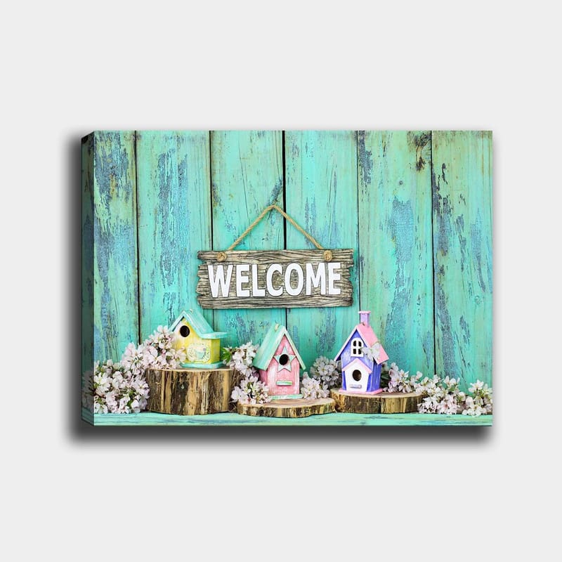 Canvastavla 70x100 cm - Färgglada fågelholkar i en välkomnande miljö med en träskylt - Turkos / Rosa / Gul - Inredning & dekor - Tavlor & konst - Canvastavla