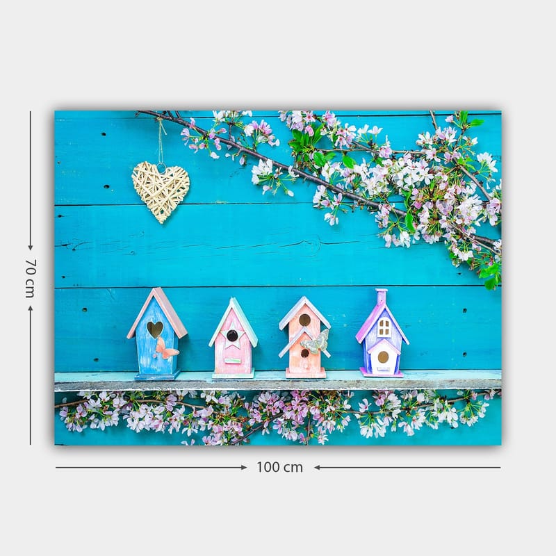 Canvastavla 70x100 cm - Färgglada fågelholkar på en blå bakgrund med blommor som dekoration - Blå / Rosa / Vit - Inredning & dekor - Tavlor & konst - Canvastavla