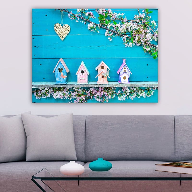 Canvastavla 70x100 cm - Färgglada fågelholkar på en blå bakgrund med blommor som dekoration - Blå / Rosa / Vit - Inredning & dekor - Tavlor & konst - Canvastavla