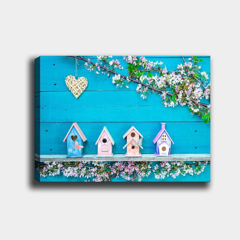 Canvastavla 70x100 cm - Färgglada fågelholkar på en blå bakgrund med blommor som dekoration - Blå / Rosa / Vit - Inredning & dekor - Tavlor & konst - Canvastavla