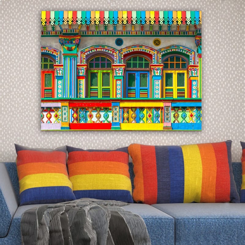 Canvastavla 70x100 cm - Färgglada fönster och dekorationer på en byggnadsfasad - Röd / Grön / Gul - Inredning & dekor - Tavlor & konst - Canvastavla