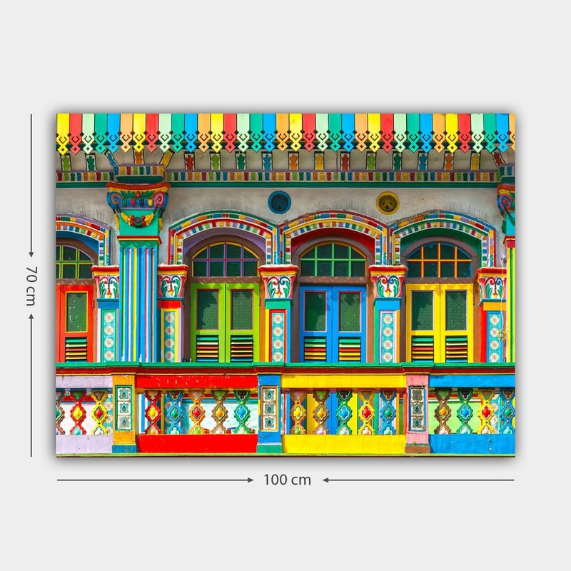 Canvastavla 70x100 cm - Färgglada fönster och dekorationer på en byggnadsfasad - Röd / Grön / Gul - Inredning & dekor - Tavlor & konst - Canvastavla