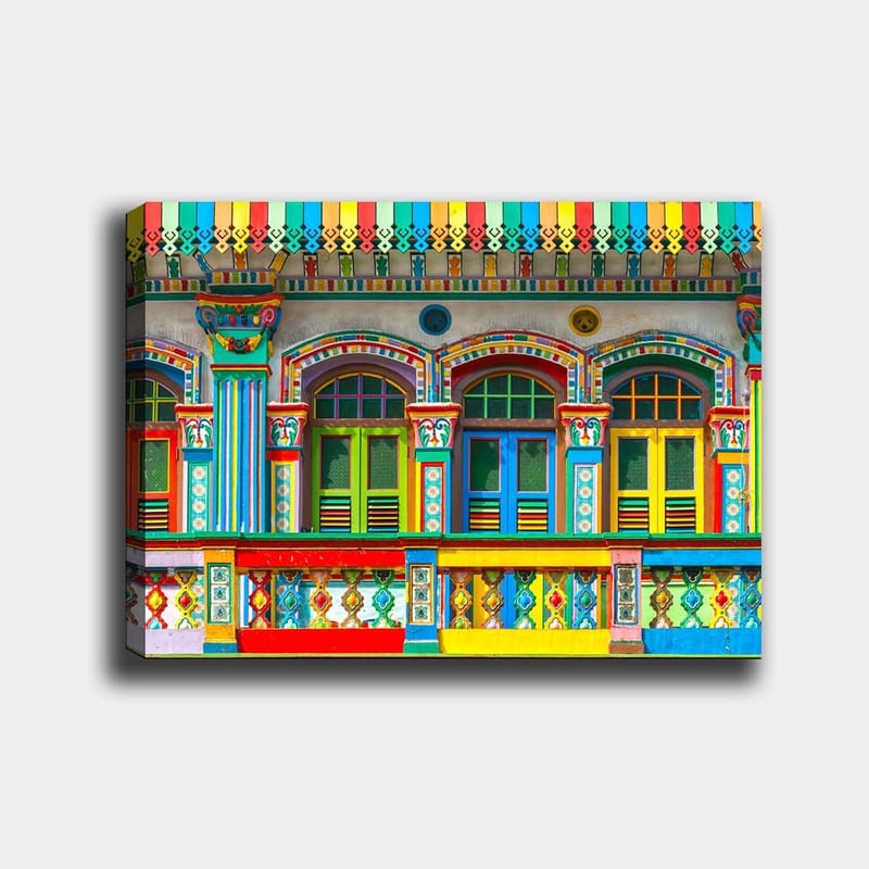 Canvastavla 70x100 cm - Färgglada fönster och dekorationer på en byggnadsfasad, Röd / Grön / Gul