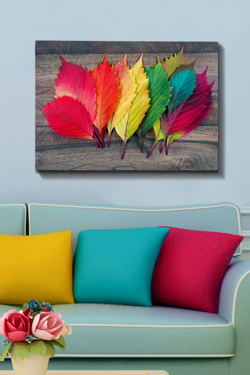 Canvastavla 70x100 cm - Färgglada höstlöv i olika nyanser som ligger på en träyta - Röd / Grön / Gul - Inredning & dekor - Tavlor & konst - Canvastavla