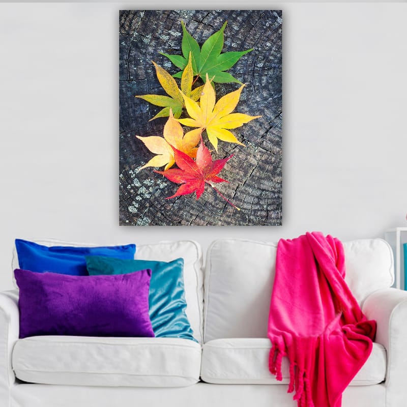 Canvastavla 70x100 cm - Färgglada höstlöv i olika nyanser på en träyta - Grön / Gul / Röd - Inredning & dekor - Tavlor & konst - Canvastavla