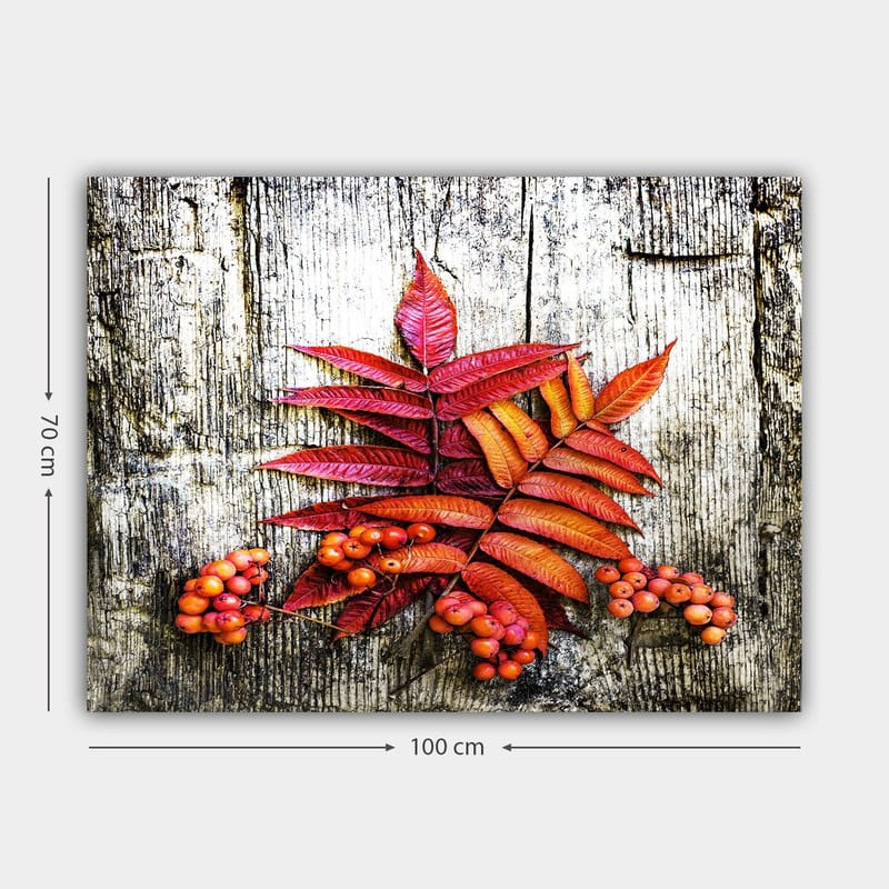 Canvastavla 70x100 cm - Färgglada höstlöv och bär på en träyta - Röd / Orange / Gul - Inredning & dekor - Tavlor & konst - Canvastavla