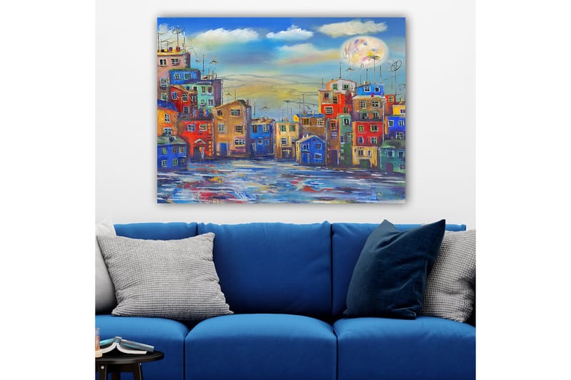 Canvastavla 70x100 cm - Färgglada hus i en stadsmiljö under en klar himmel med en stor måne - Blå / Röd / Gul - Inredning & dekor - Tavlor & konst - Canvastavla