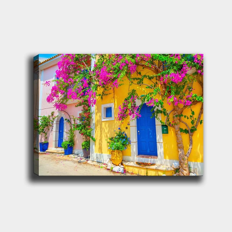 Canvastavla 70x100 cm - Färgglada hus med bougainvillea som blommar i en livlig gata - Blå / Gul / Rosa - Inredning & dekor - Tavlor & konst - Canvastavla