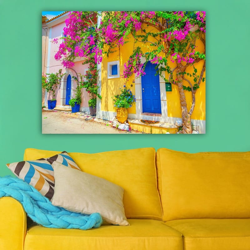 Canvastavla 70x100 cm - Färgglada hus med bougainvillea som blommar i en livlig gata - Blå / Gul / Rosa - Inredning & dekor - Tavlor & konst - Canvastavla
