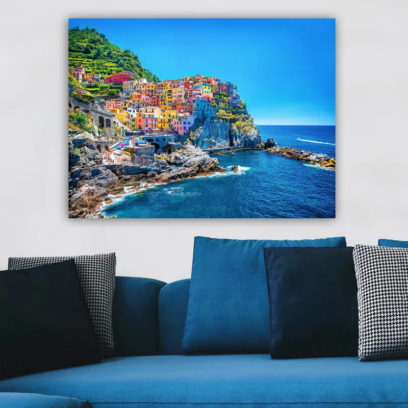 Canvastavla 70x100 cm - Färgglada hus som klättrar uppför en klippa vid havet - Blå / Gul / Rosa - Inredning & dekor - Tavlor & konst - Canvastavla