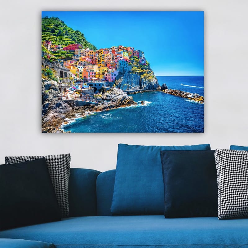 Canvastavla 70x100 cm - Färgglada hus som klättrar uppför en klippa vid havet - Blå / Gul / Rosa - Inredning & dekor - Tavlor & konst - Canvastavla