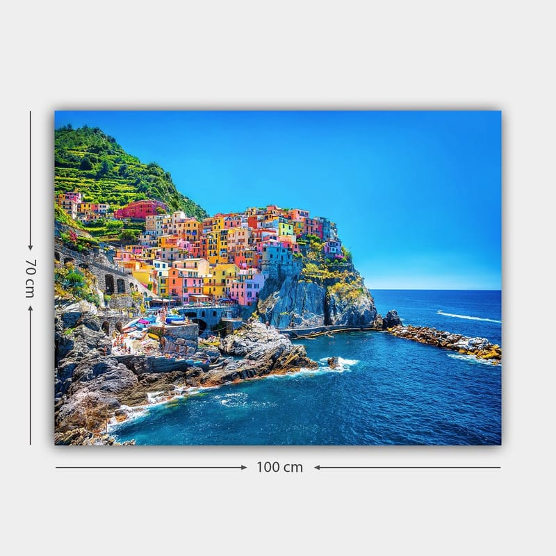 Canvastavla 70x100 cm - Färgglada hus som klättrar uppför en klippa vid havet - Blå / Gul / Rosa - Inredning & dekor - Tavlor & konst - Canvastavla