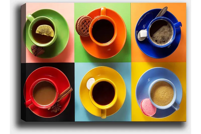 Canvastavla 70x100 cm - Färgglada kaffekoppar arrangerade i ett rutmönster med olika drycker och tillbehör - Grön / Röd / Blå - Inredning & dekor - Tavlor & konst - Canvastavla