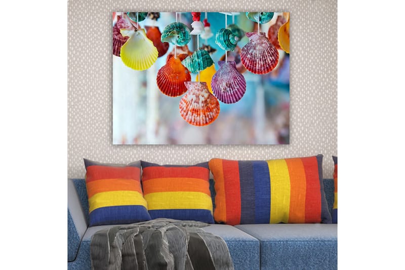 Canvastavla 70x100 cm - Färgglada snäckor hängande i en dekorativ uppsättning - Röd / Grön / Orange - Inredning & dekor - Tavlor & konst - Canvastavla