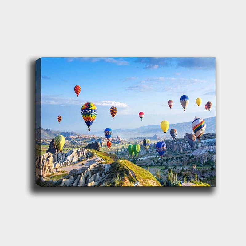 Canvastavla 70x100 cm - Färgglada varmluftsballonger sväva över en vacker landskapsscen i Cappadocia - Grön / Blå / Gul - Inredning & dekor - Tavlor & konst - Canvastavla